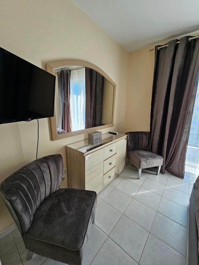 Iris Village Apartament *